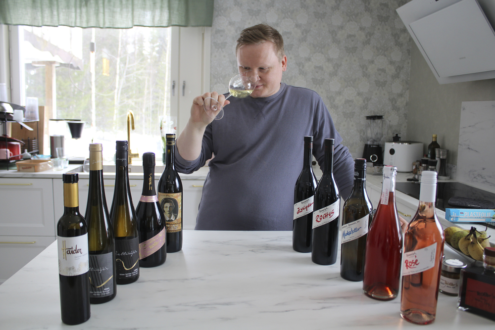 Johannes Karlsson håller gärna i vinprovningar av österriska viner från små gårdar, och tar även hem vinäger och chutney. I Ridente Vinimports sortiment finns både röda, vita och  mousserande viner samt orangeviner som börjar klättra i popularitet.