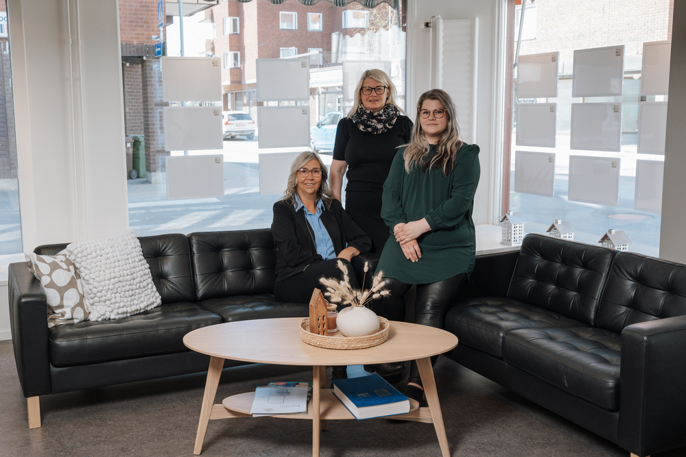 Fr. v. Helene Johansson, Linda Tossman och Ida Söder, Mäklarhuset. 